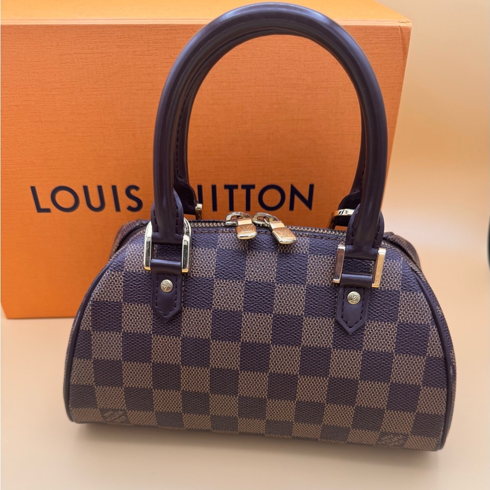 0001 Louis Vuitton
*100% AUTHENTIC
Mini Ribera leather handbag